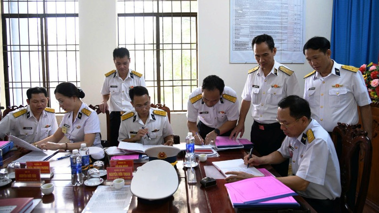 Kiểm tra sổ sách hoạt động công tác Đảng, công tác chính trị tại Lữ đoàn 127.