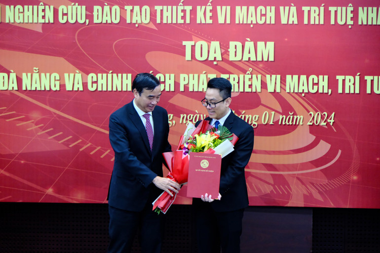 Ông Lê Hoàng Phúc được bổ nhiệm giữ chức Giám đốc Trung tâm Nghiên cứu, đào tạo thiết kế vi mạch và trí tuệ nhân tạo Đà Nẵng.
