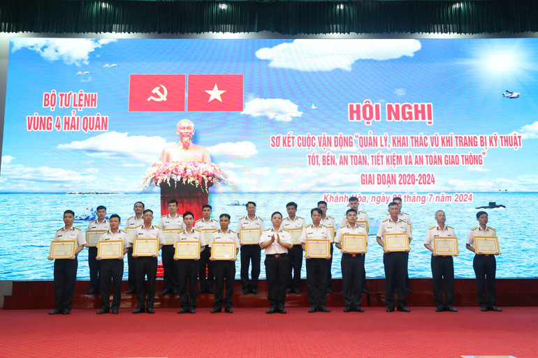 Khen thưởng các tập thể và cá nhân có thành tích xuất sắc trong thực hiện Cuộc vận động 50.