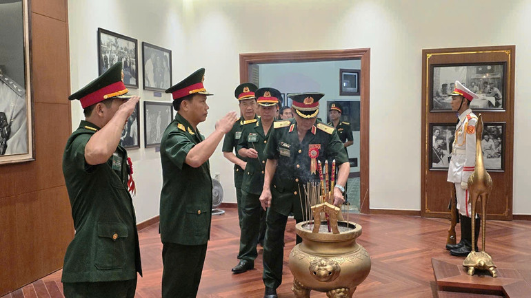 Dâng hương tưởng niệm Đại tướng Võ Nguyên Giáp.