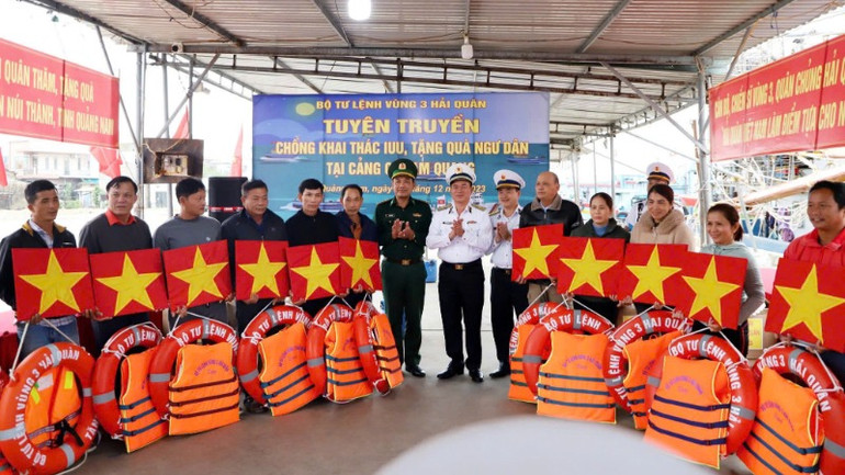 Lãnh đạo, chỉ huy Vùng 3 Hải quân tặng quà, tuyên truyền biển đảo cho ngư dân huyện Núi Thành, tỉnh Quảng Nam.