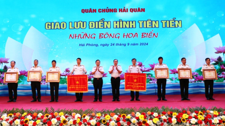 Thừa ủy quyền của Thủ tướng Chính phủ, Thủ trưởng Bộ Tư lệnh Hải quân trao Cờ thi đua và Bằng khen cho các tập thể, cá nhân xuất sắc.