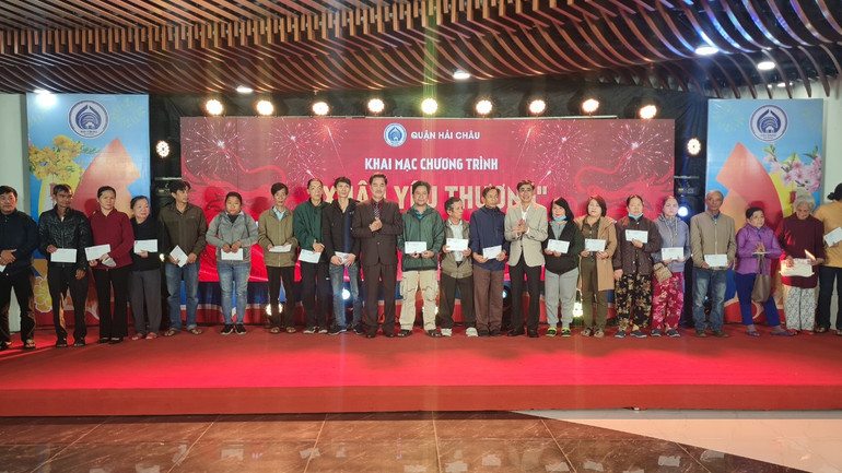 Trao quà tết cho hộ nghèo trên địa bàn quận Hải Châu.