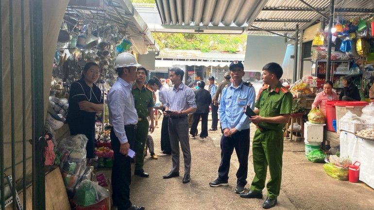 Ngành điện miền trung phối hợp với Công an, chính quyền địa phương kiểm tra, hướng dẫn an toàn điện cho khách hàng có nguy cơ cao về cháy nổ trên địa bàn 13 tỉnh/thành miền trung-Tây Nguyên