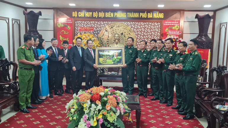 Đồng chí Nguyễn Văn Quảng tặng bức ảnh Chủ tịch Hồ Chí Minh cho Bộ đội Biên phòng Đà Nẵng nhân ngày truyền thống lực lượng Biên phòng.