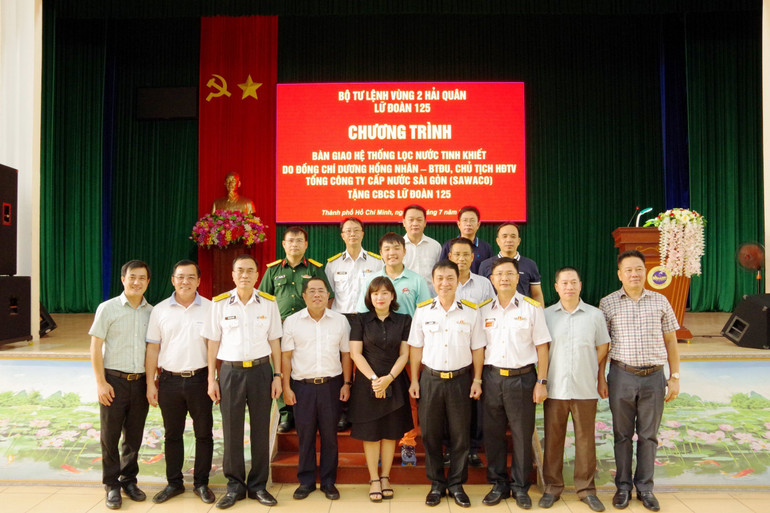 Hệ thống máy lọc nước tinh khiết giúp bộ đội chủ động hơn trong việc duy trì nguồn nước sạch bảo đảm đời sống ngày càng tốt hơn.