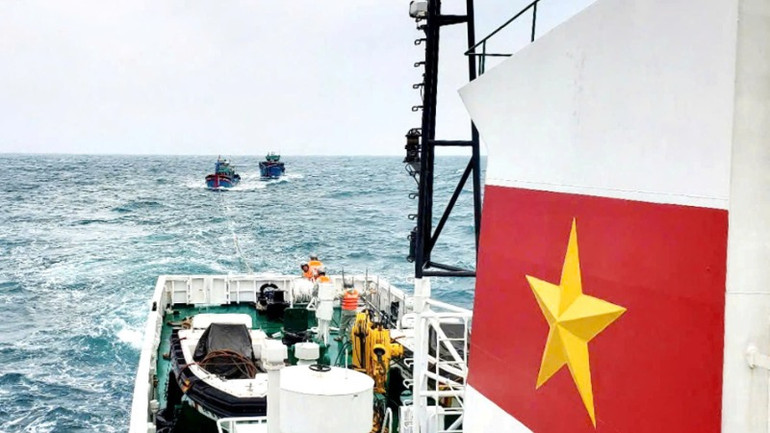 Cán bộ, chiến sĩ Tàu 368, Vùng 3 Hải quân triển khai phương án cứu kéo tàu cá.