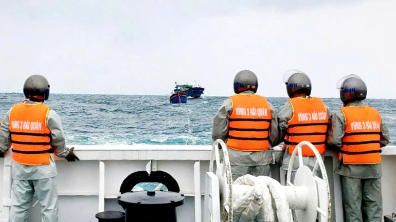 Lai kéo Tàu cá ĐNa 91095 TS và ĐNa 91282TS về bờ.