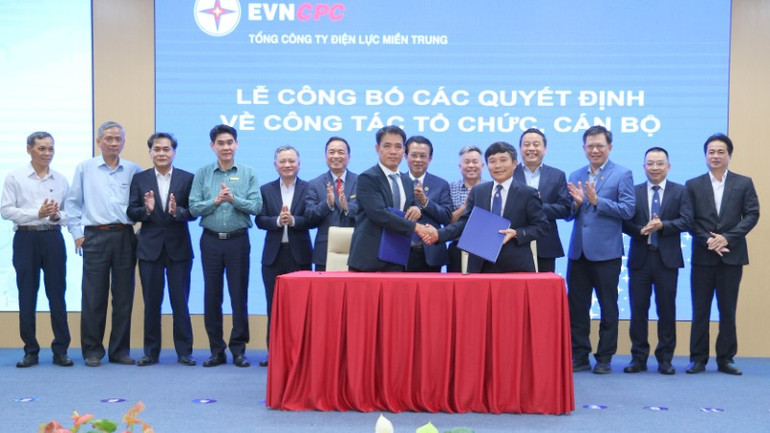 Lãnh đạo hai đơn vị ký biên bản bàn giao.