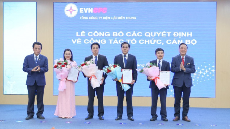 Trao quyết định và tặng hoa chúc mừng các cán bộ được điều động, bổ nhiệm lãnh đạo, điều hành Ban Quản lý dự án Lưới điện miền trung.