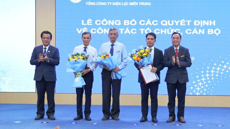Trao quyết định điều động, bổ nhiệm Phó Trưởng Ban Tổ chức và Nhân sự EVNCPC Nguyễn Hùng Việt và điều động cán bộ của hai Ban về nhận nhiệm vụ tại Cơ quan EVNCPC.