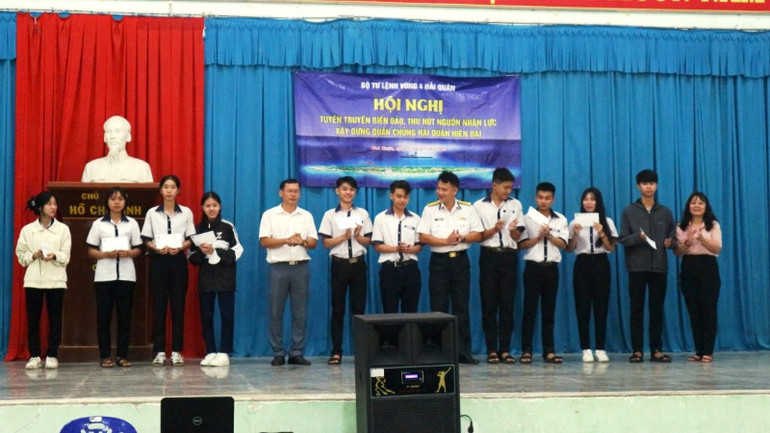 Trao học bổng cho học sinh trường THPT Tháp Chàm. Trao học bổng cho học sinh trường THPT Tháp Chàm.