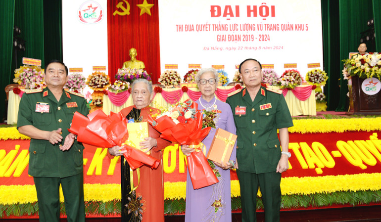 Tặng hoa cho các Mẹ Việt Nam anh hùng tham dự Đại hội.