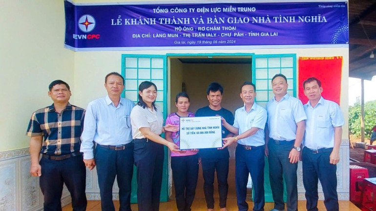 Trao nhà tình nghĩa cho hộ đồng bào dân tộc ít người ở huyện Chư Păh, tỉnh Gia Lai.