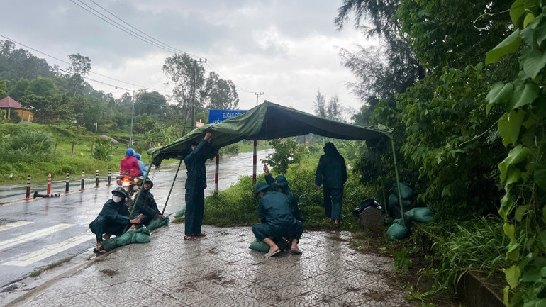 Lập chốt chặn đường lên bán đảo Sơn Trà.