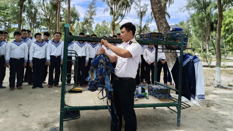 Hướng dẫn cách treo ba-lô, áo quần gọn gàng, ngăn nắp, theo đúng quy định.