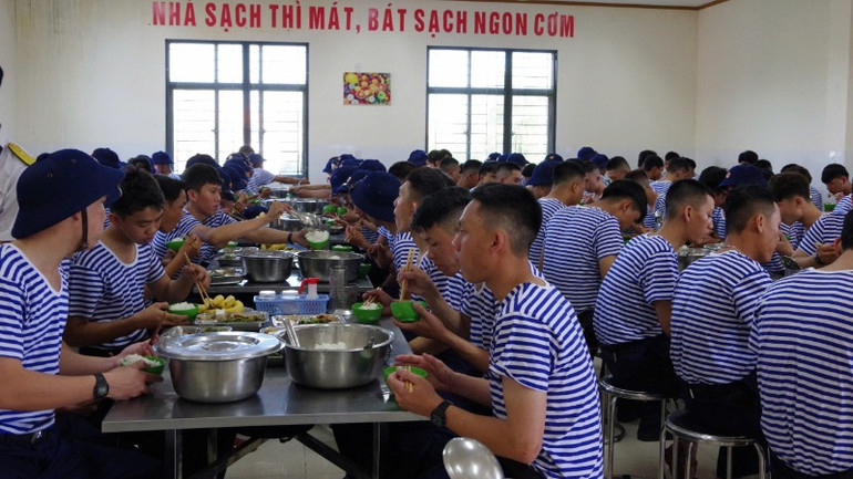 Bữa cơm quân ngũ đầu tiên của chiến sĩ mới.