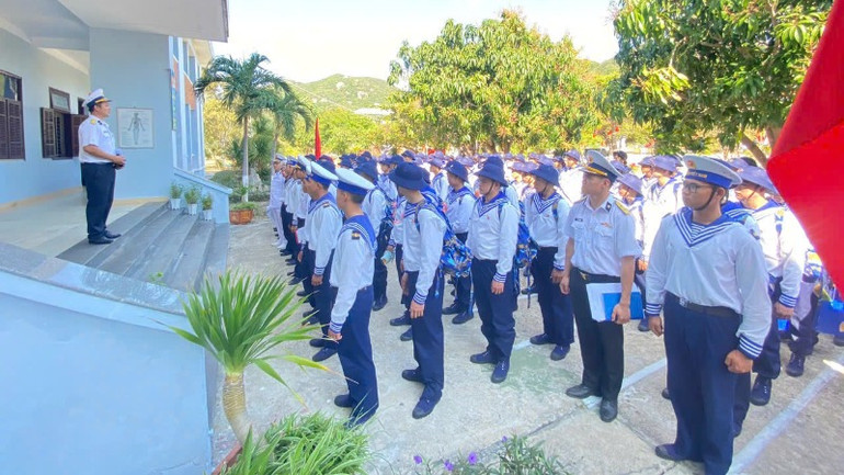 Phổ biến nội quy, quy chế, quy định cho chiến sĩ mới.