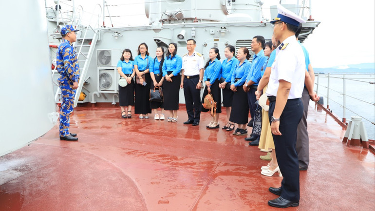 Đại biểu tham quan các tàu chiến đầu của Vùng 3 Hải quân.