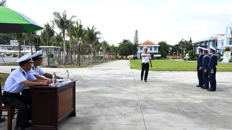 Kiểm tra điều lệnh đội ngũ cán bộ, chiến sĩ Vùng 5 Hải quân. Kiểm tra điều lệnh đội ngũ cán bộ, chiến sĩ Vùng 5 Hải quân.