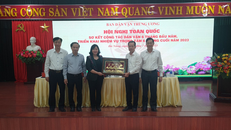 Đồng chí Nguyễn Văn Quảng, Bí thư Thành ủy Đà Nẵng, tặng biểu tượng Cầu Rồng, hình ảnh Đà Nẵng vươn lên trong thời kỳ đổi mới cho Ban Dân vận Trung ương.