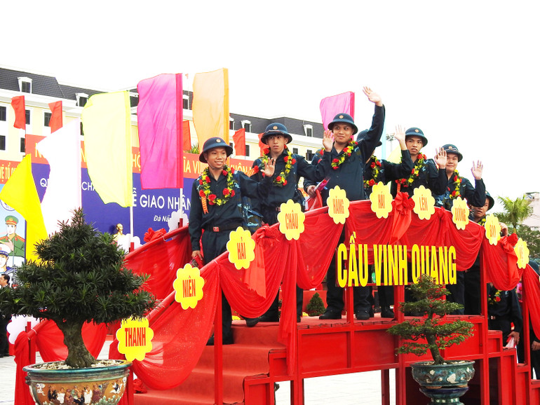 Chiến sĩ mới hào hứng bước qua cầu vinh quang, lên đường làm nghĩa vụ với đất nước.