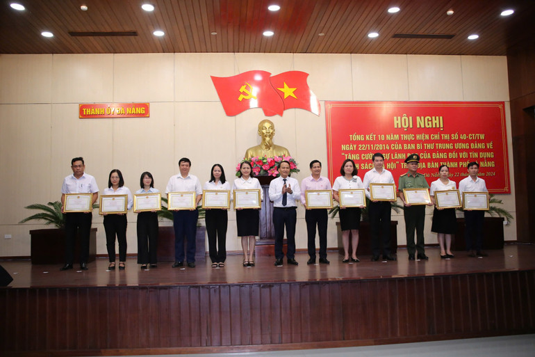 Tặng Bằng khen cho các tập thể, cá nhân xuất sắc trong thực hiện Chỉ thị số 40-CT/TW ngày 22/11/2014 của Ban Bí thư Trung ương Đảng.
