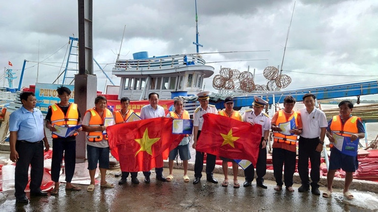 Tặng cờ Tổ quốc cho ngư dân huyện Trần Đề, tỉnh Sóc Trăng.
