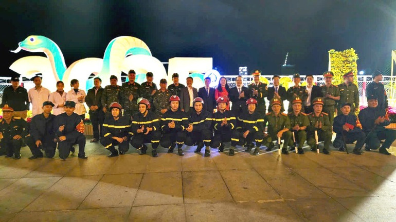 Những người làm nhiệm vụ bảo đảm an toàn cho người dân vui tết, đón xuân.