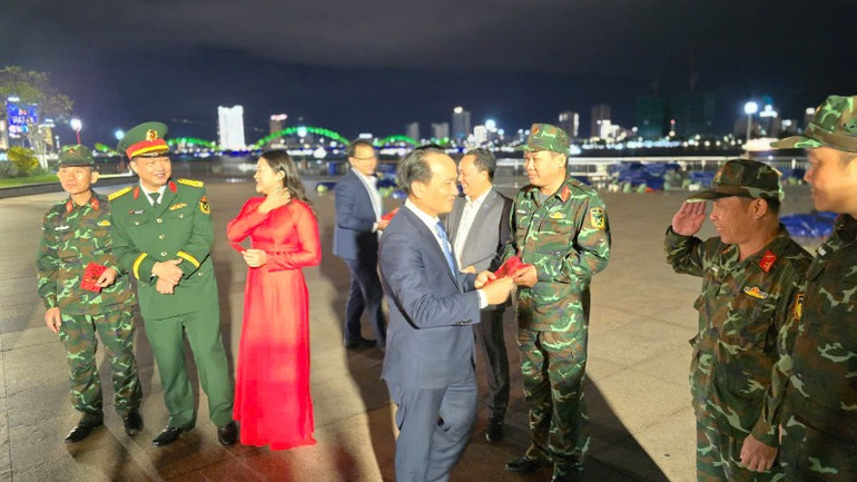 Động viên đội ngũ sĩ quan, chiến sĩ, công nhân làm nhiệm vụ trong đêm giao thừa.