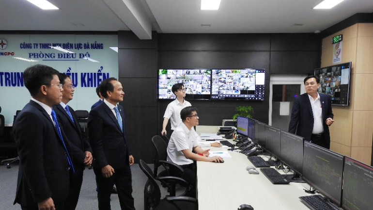 Thăm và khảo sát thực tế Trung tâm điều độ hệ thống điện phân phối tại PC Đà Nẵng.