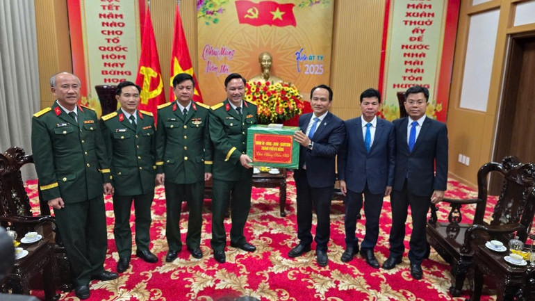 Tặng quà động viên cán bộ, chiến sĩ Bộ chỉ huy quân sự thành phố đang làm nhiệm vụ trực tết.