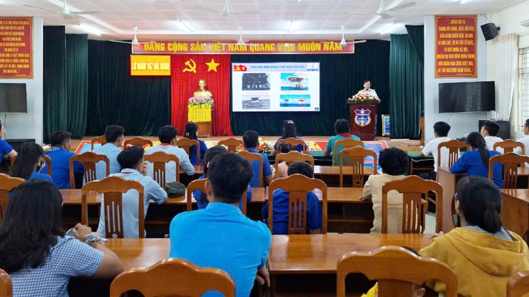 Cán bộ, đoàn viên thanh niên nghe giới thiệu, tuyên truyền về biển đảo và công tác đấu tranh bảo vệ chủ quyền biển, đảo của Tổ quốc.