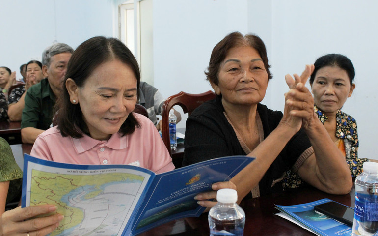 Chủ tàu, ngư dân tìm hiểu về quy định pháp luật trong khai thác hải sản trên biển.