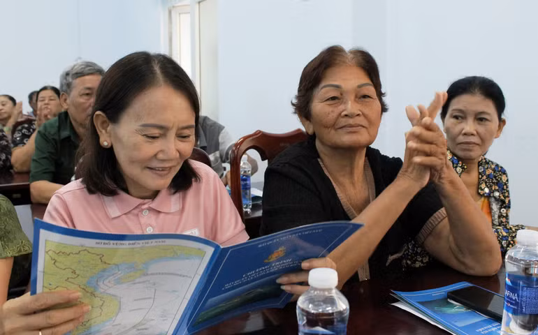 Chủ tàu, ngư dân tìm hiểu về quy định pháp luật trong khai thác hải sản trên biển.