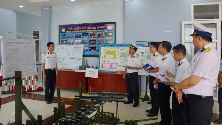 Các đại biểu tham quan phần mềm mô phỏng.