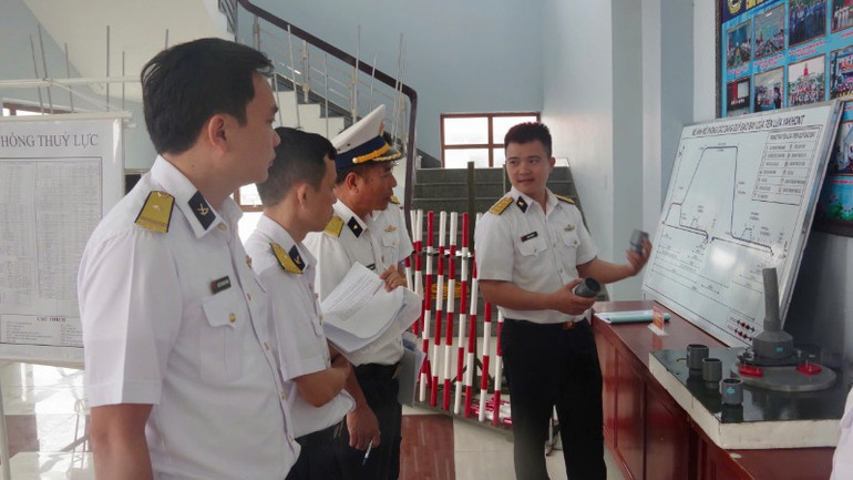 Ban giám khảo chấm thi mô hình học cụ.