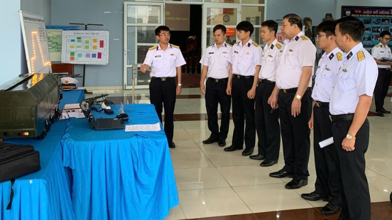 Các đội thi thuyết minh về mô hình huấn luyện tại Hội thi.