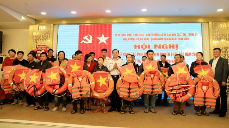 Vùng 3 Hải quân cùng các cơ quan, tổ chức, doanh nghiệp và cá nhân đồng hành tặng quà cho ngư dân.