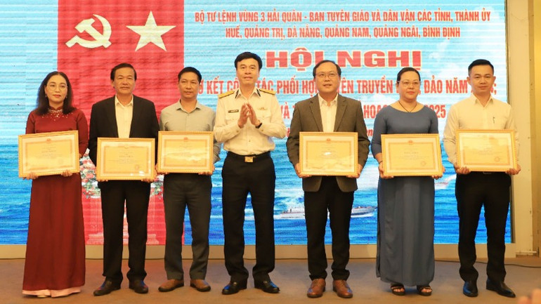 Trao Bằng khen của Quân chủng Hải quân tặng các tập thể và cá nhân có thành tích xuất sắc trong công tác phối hợp tuyên truyền biển, đảo.