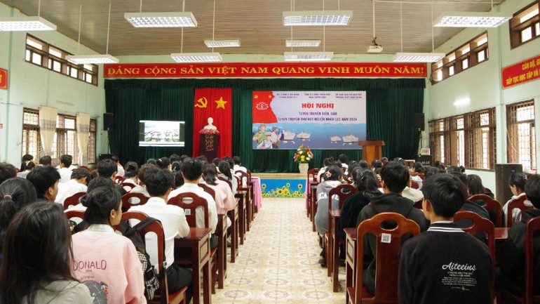 Trung đoàn 351, Vùng 3 Hải quân tổ chức tuyên truyền thu hút nguồn lực cho Hải quân tại thành phố Huế tháng 3/2024.