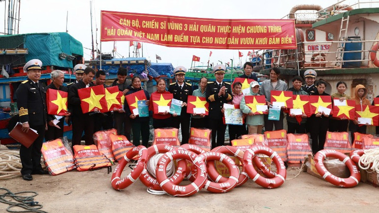 Vùng 3 Hải quân thực hiện chương trình “Hải quân Việt Nam làm điểm tựa cho ngư dân vươn khơi, bám biển” tại huyện đảo Lý Sơn, tỉnh Quảng Ngãi.
