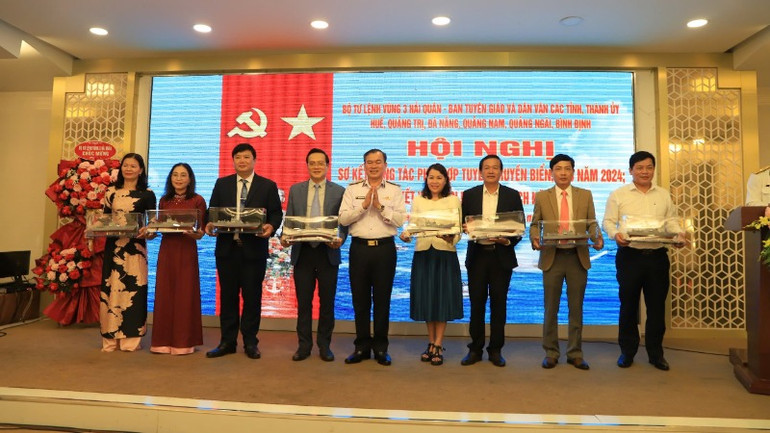 Chuẩn Đô đốc Nguyễn Đăng Tiến, Chính ủy Vùng 3 Hải quân tặng quà lưu niệm đại biểu các tỉnh, thành phố khu vực miền Trung.