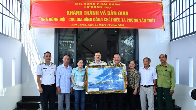 Trung tá Phạm Văn Phương - Phó Tham mưu trưởng, đại diện Phòng Tham mưu tặng quà cho gia đình đồng chí Thiếu tá Phùng Văn Thủy. Trung tá Phạm Văn Phương - Phó Tham mưu trưởng, đại diện Phòng Tham mưu tặng quà cho gia đình đồng chí Thiếu tá Phùng Văn Thủy.