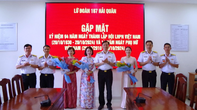 Lãnh đạo, chỉ huy Lữ đoàn 167 tặng quà, động viên nữ quân nhân trong đơn vị. Lãnh đạo, chỉ huy Lữ đoàn 167 tặng quà, động viên nữ quân nhân trong đơn vị.