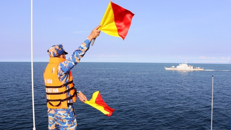 Hai bên huấn luyện cờ tay trong quá trình tuần tra chung. Hai bên huấn luyện cờ tay trong quá trình tuần tra chung.