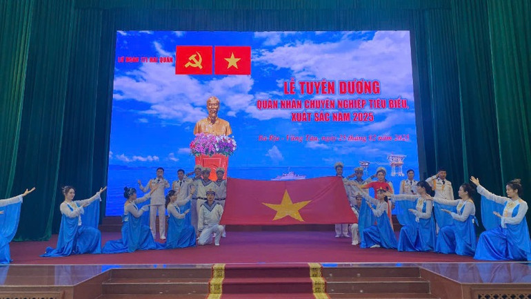 Tiết mục văn nghệ chào mừng các quân nhân chuyên nghiệp được tuyên dương.