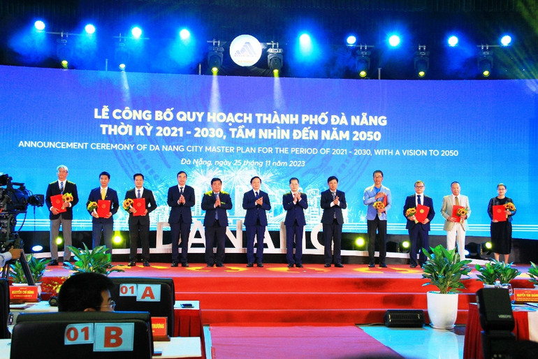 Trao Giấy chứng nhận đăng ký đầu tư và Quyết định chấp thuận chủ trương đầu tư cho 7 dự án, tổng vốn hơn 9,3 nghìn tỷ đồng.