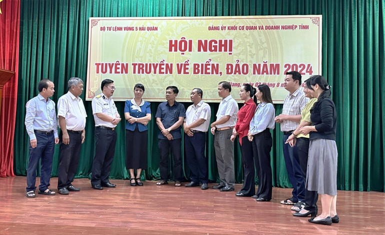 Báo cáo viên của Bộ Tư lệnh Vùng 5 Hải quân và các đại biểu thuộc Khối cơ quan và Doanh nghiệp tỉnh An Giang trao đổi một số nội dung về tình hình biển, đảo Việt Nam hiện nay.