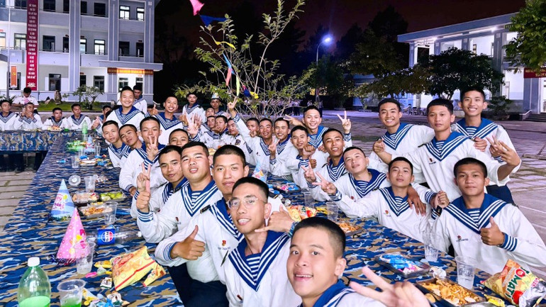 Chiến sỹ trẻ chung vui trong buổi sinh nhật đồng đội ở Trung tâm Huấn luyện